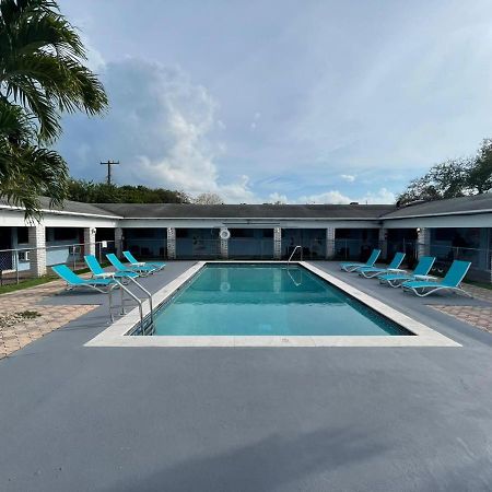 Hollywood Gardens Inn & Suites エクステリア 写真